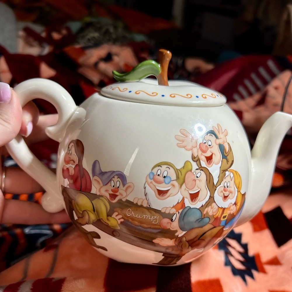Disney Snow White's Apple Teapot - Picture 2 of 9